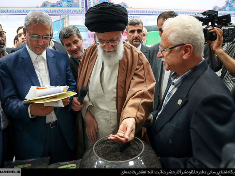 بازدید رهبر انقلاب از غرفه چای رفاه لاهیجان